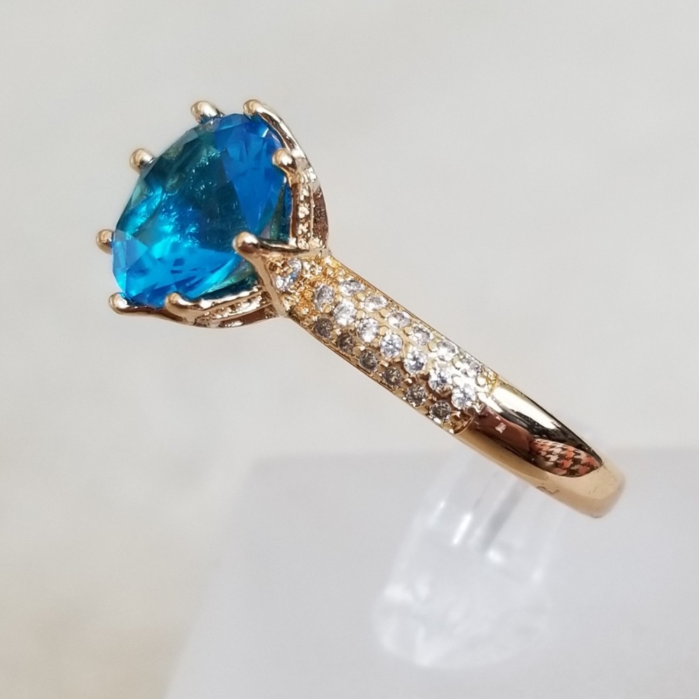 Crown Setting Blue Solitaire - Picture 3 of 8